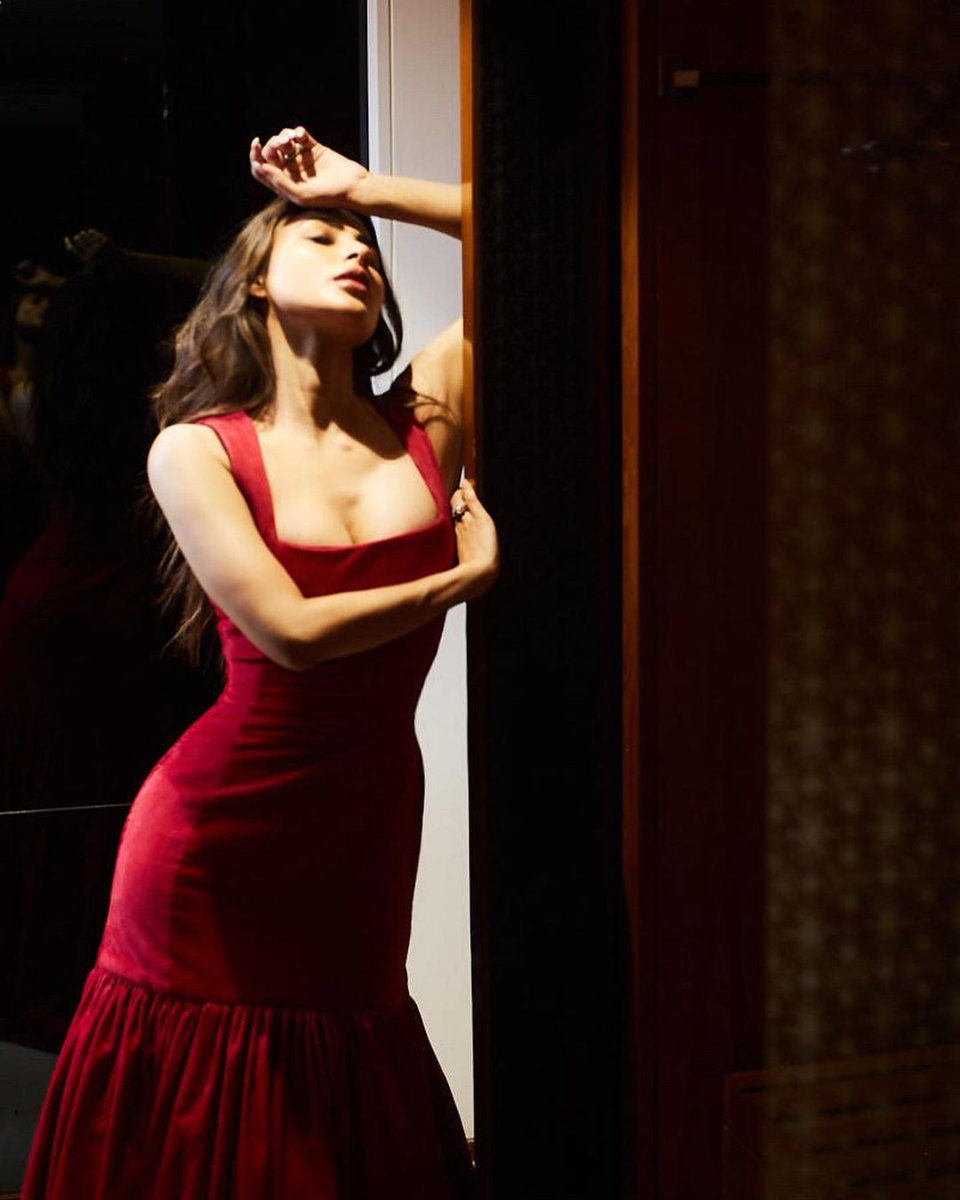 Captivating Photographs of Mouni Roy: Latest Trending Images