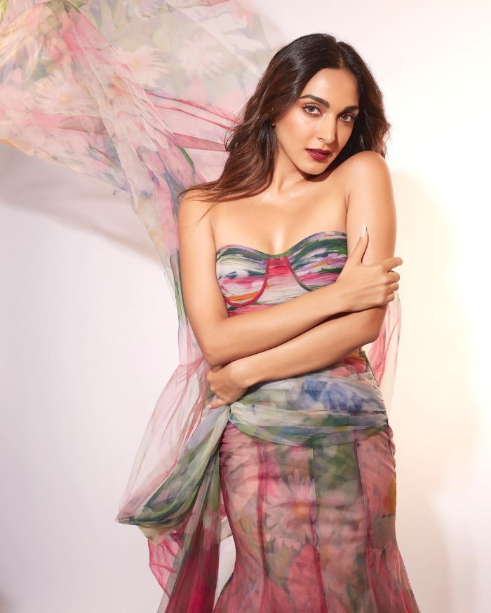 \"Trending Shots: Kiara Advani's Latest Captivating Clicks!\"