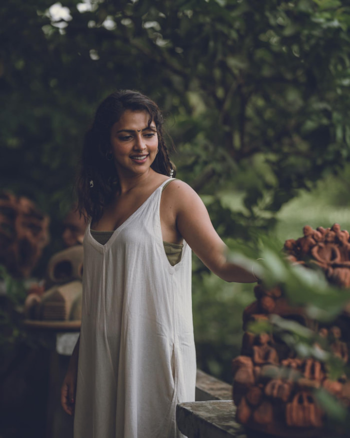 \"Experience the hottest trends in Amala Paul's scintillating photos!  Dive into the world of glamour and beauty with these captivating images. Discover the latest in fashion and style. #AmalaPaul #TrendingPhotos #Glamour #Fashion #Beauty\"