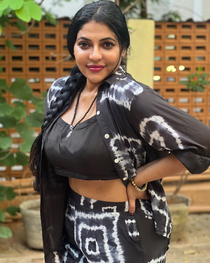 \"Latest Captivating Shots of Reshma Pasupuleti: Fresh Photo Gallery\"