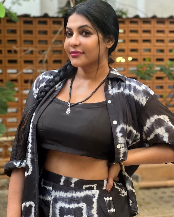 \"Latest Captivating Shots of Reshma Pasupuleti: Fresh Photo Gallery\"