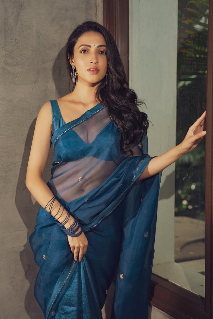 \"Trending Snapshots: Latest Captivating Images of Neha Shetty\"