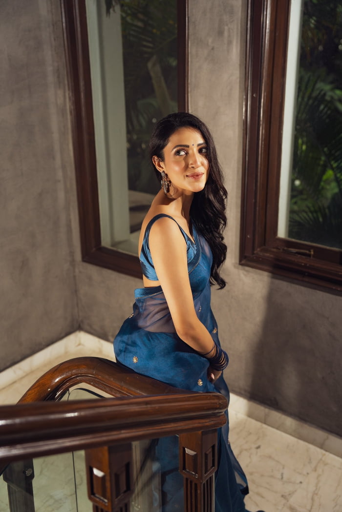 \"Trending Snapshots: Latest Captivating Images of Neha Shetty\"