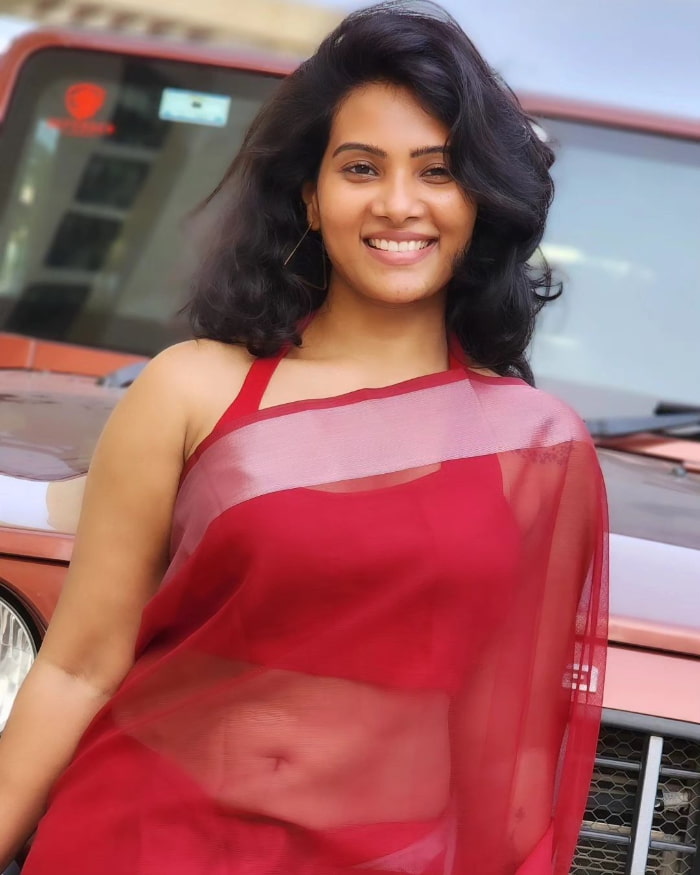 \"Explore the mesmerizing stills of Dhivya Duraisamy, featuring the hottest trending moments. Don't miss these stunning visuals! #DhivyaDuraisamy #TrendingStills #CaptivatingMoments\"