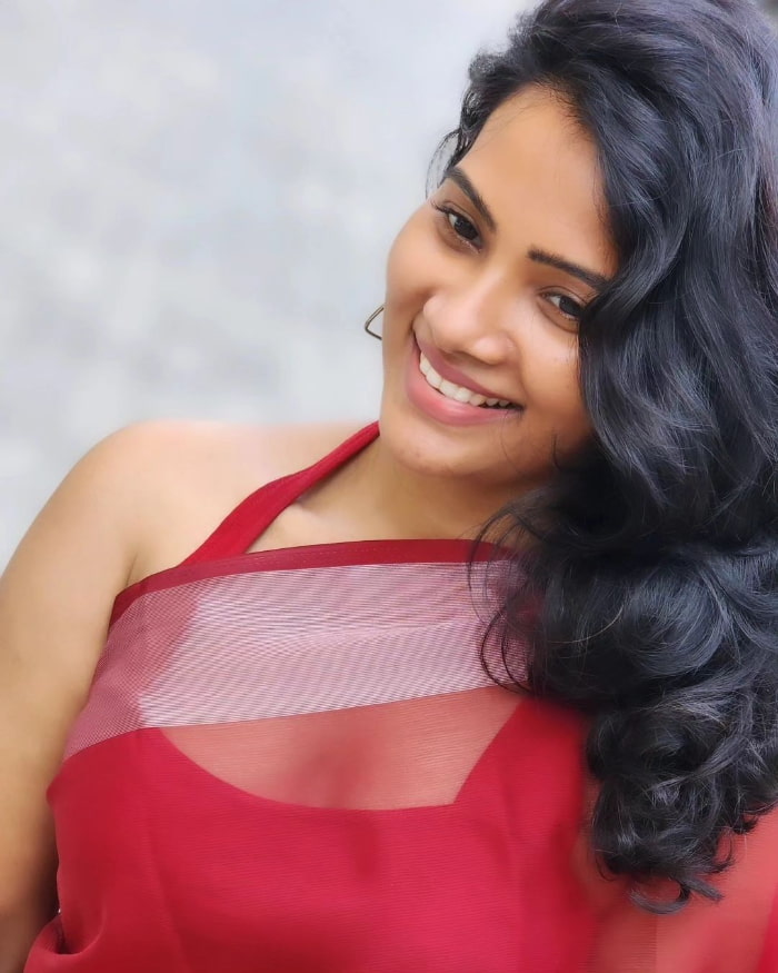 \"Explore the mesmerizing stills of Dhivya Duraisamy, featuring the hottest trending moments. Don't miss these stunning visuals! #DhivyaDuraisamy #TrendingStills #CaptivatingMoments\"