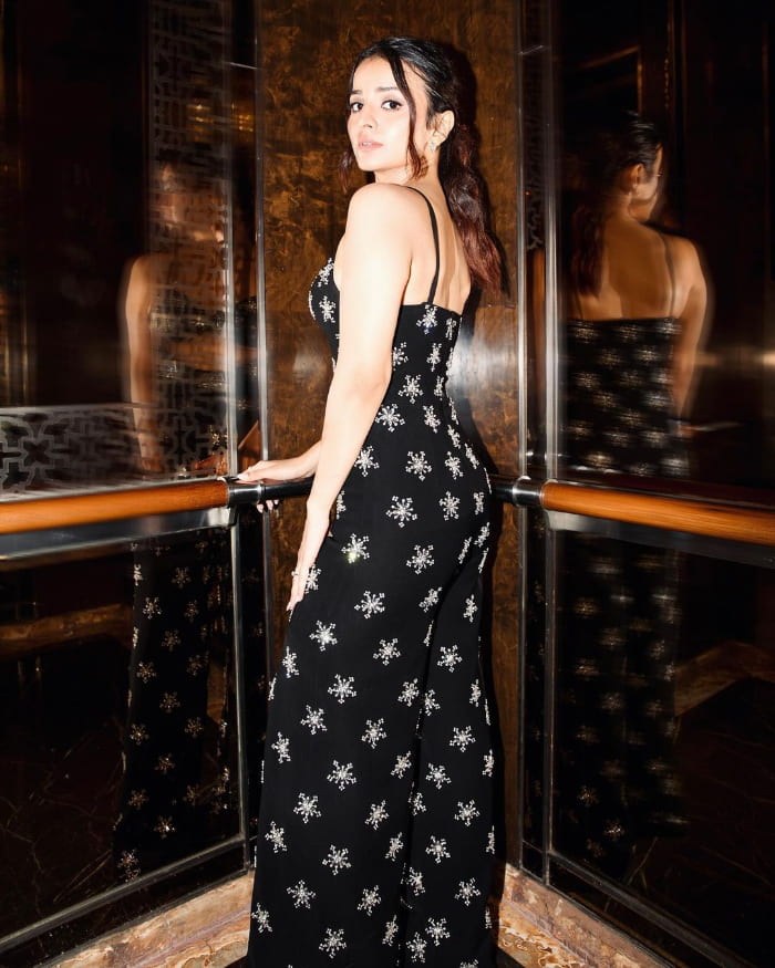 \"Discover the latest and most captivating photographs of the radiant Mahima Makwana!  Explore her enchanting beauty and charisma in these fresh snapshots. Don't miss out on this trending sensation! #MahimaMakwana #FreshPhotos #CelebSnaps #GlamourShots