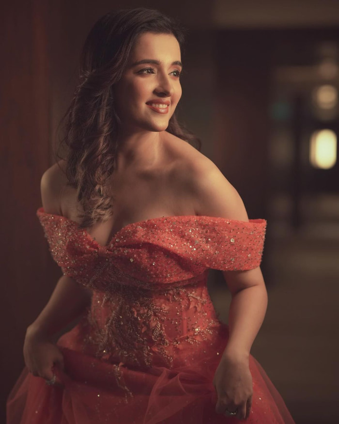 \"Discover the mesmerizing stills of the talented Shirley Setia, showcasing her beauty and charisma. Get lost in the world of this incredible artist as we bring you the latest stunning photos. #ShirleySetia #StunningShots #VisualDelight\"