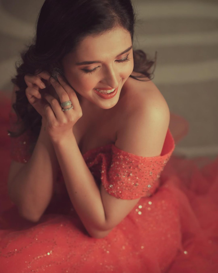 \"Discover the mesmerizing stills of the talented Shirley Setia, showcasing her beauty and charisma. Get lost in the world of this incredible artist as we bring you the latest stunning photos. #ShirleySetia #StunningShots #VisualDelight\"