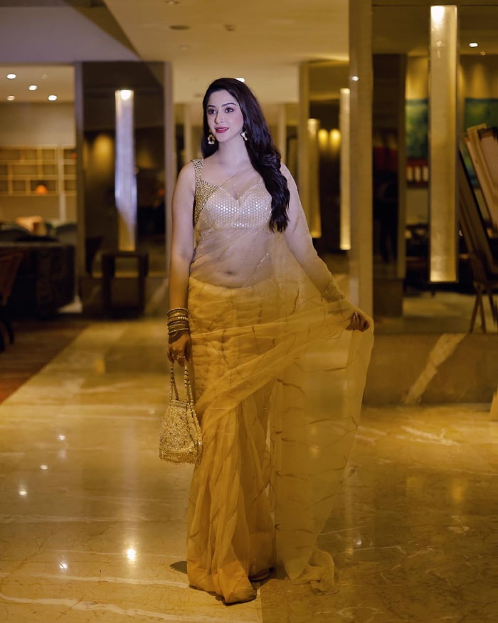 \"Trending Snapshot: Eshanya's Newest Photos in 2023