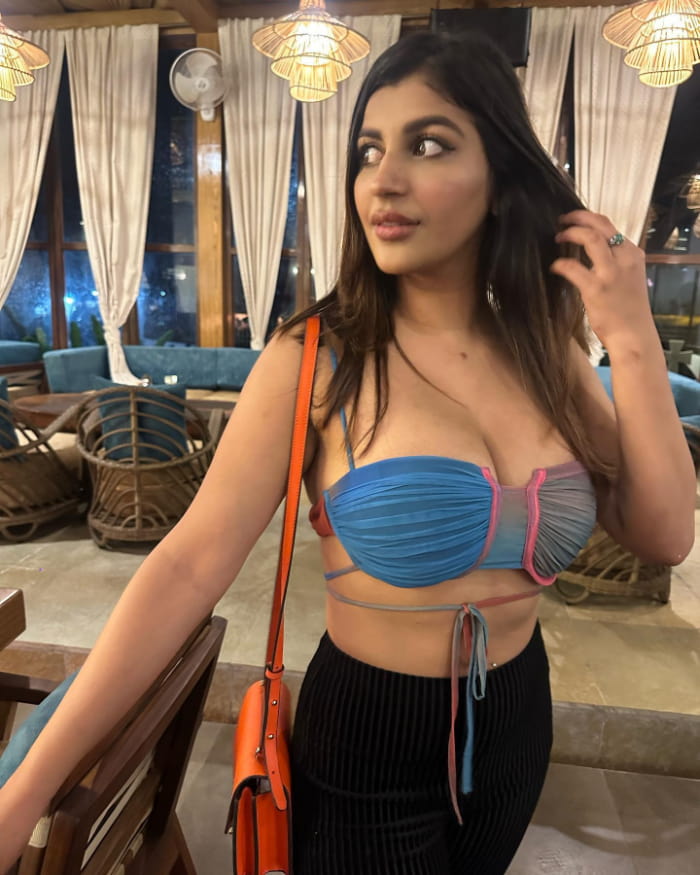 \"Trending Snapshots: Yaashika Aanand's Latest Captivating Images\"