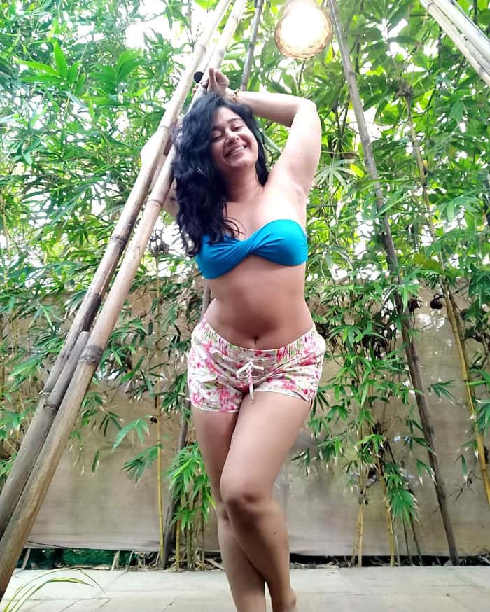 \"Discover the exquisite beauty of Poonam Bajwa through these stunning stills. Embrace her timeless elegance and charm in the latest trending images. #PoonamBajwa #StunningStills #Elegance #TrendingPhotos\"