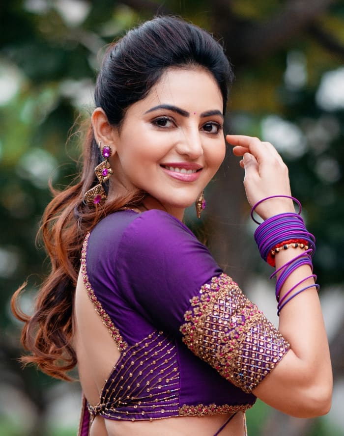 \"Explore the hottest and most captivating images of the sensational Athulya Ravi! Don't miss out on these trending snapshots of the talented actress. #AthulyaRavi #SizzlingPics #TrendingImages #StunningVisuals\"