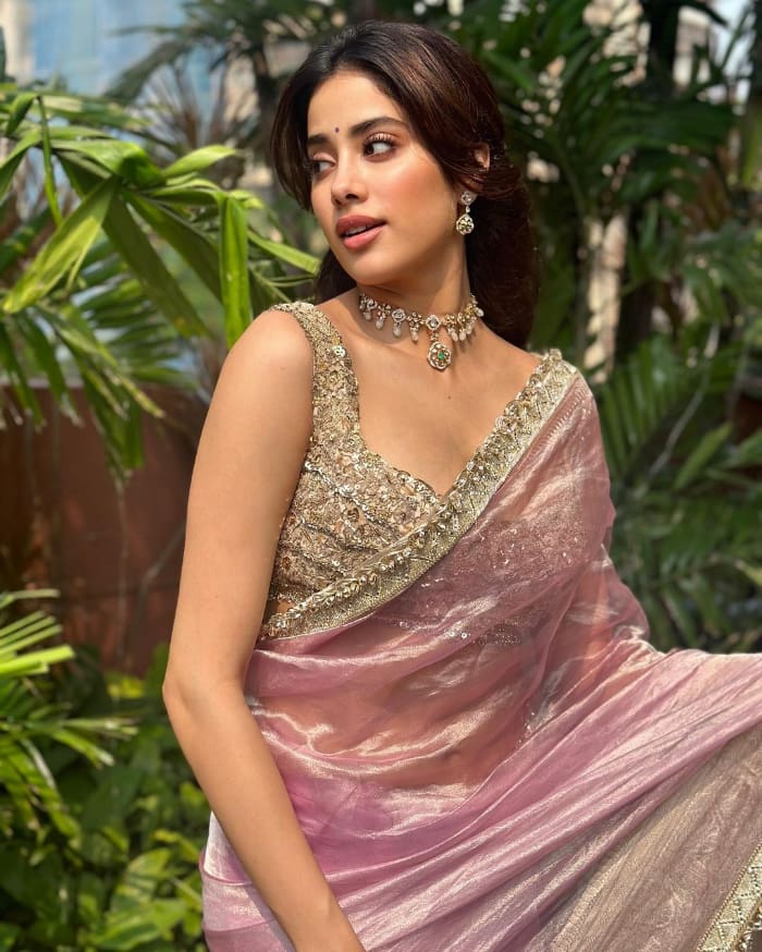 \"Explore the latest and most stunning photos of Janhvi Kapoor in this exclusive gallery. Discover the beauty and charm of this Bollywood sensation. #JanhviKapoor #LatestPhotos #CelebrityGallery #BollywoodBeauty\"