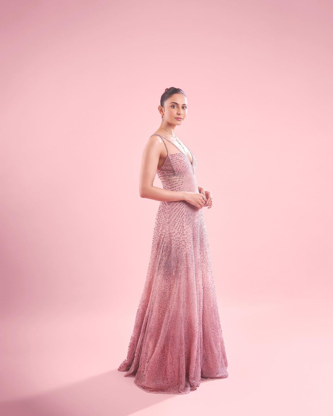 \"Discover the hottest snapshots of Rakul Preet Singh in our collection of the latest images. Stay updated with the trendiest #RakulPreetSingh #CelebrityPhotos #LatestSnaps.\"