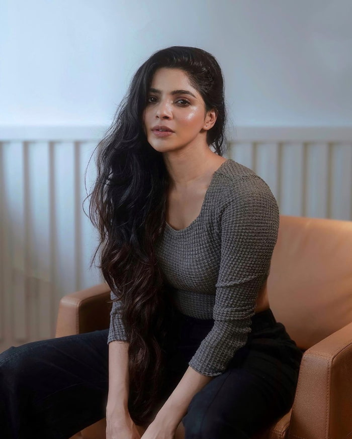 \"Trending Divya Bharathi: Scorching Photos and Stunning Snapshots\"