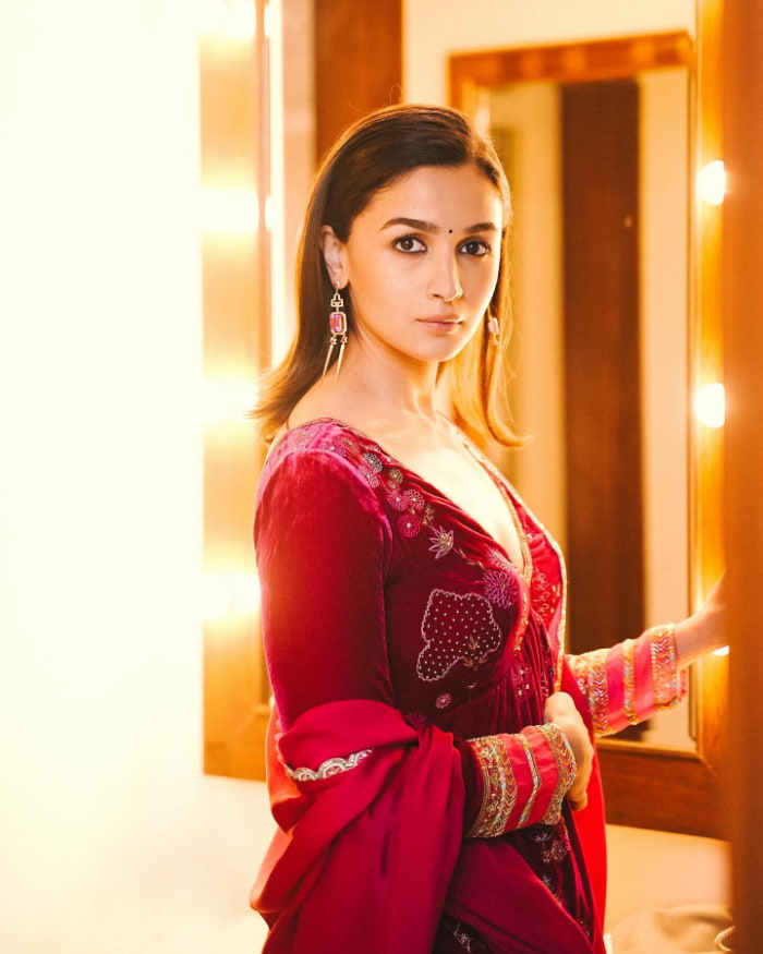\"Gorgeous Alia Bhatt in Stunning Pictures: Explore the Latest Shots\"
