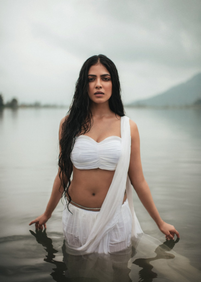  \"Explore the latest trending hashtags and sizzling images of the stunning Malavika Mohanan. Don't miss out on these scorching hot photos that are taking the internet by storm. #MalavikaMohanan #TrendingImages #HottestPics #CelebrityGlam\"
