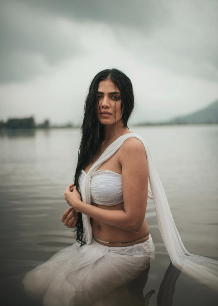  \"Explore the latest trending hashtags and sizzling images of the stunning Malavika Mohanan. Don't miss out on these scorching hot photos that are taking the internet by storm. #MalavikaMohanan #TrendingImages #HottestPics #CelebrityGlam\"