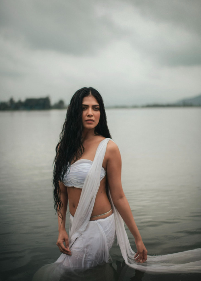  \"Explore the latest trending hashtags and sizzling images of the stunning Malavika Mohanan. Don't miss out on these scorching hot photos that are taking the internet by storm. #MalavikaMohanan #TrendingImages #HottestPics #CelebrityGlam\"