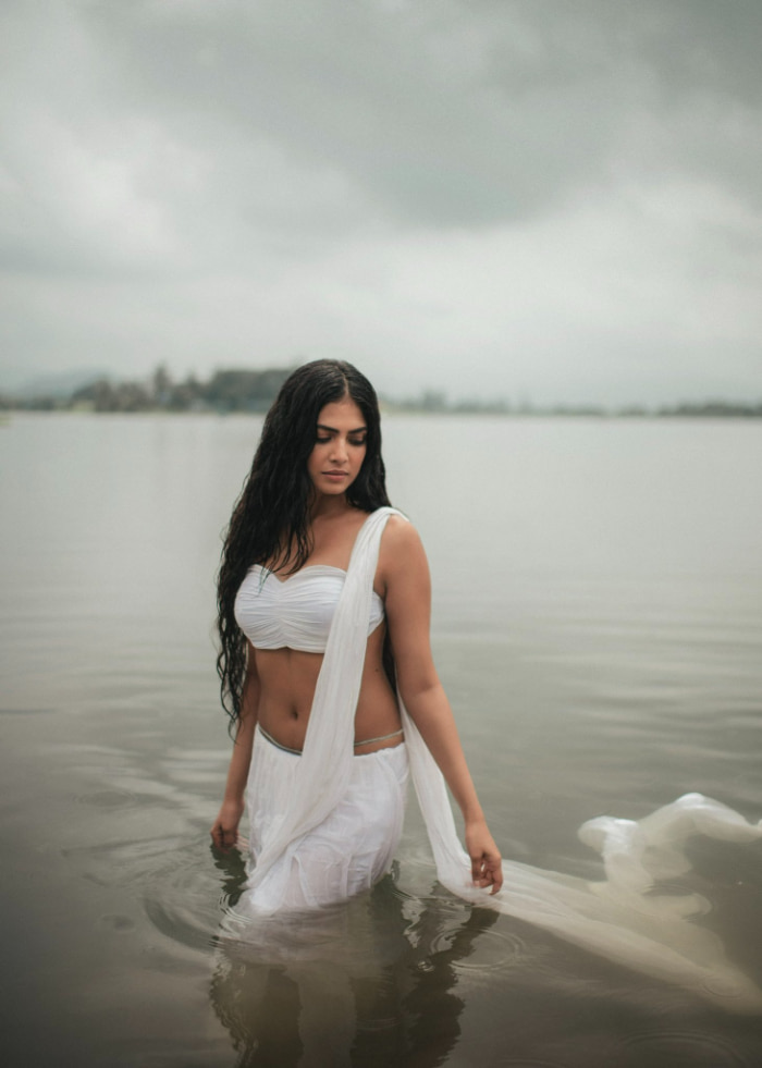  \"Explore the latest trending hashtags and sizzling images of the stunning Malavika Mohanan. Don't miss out on these scorching hot photos that are taking the internet by storm. #MalavikaMohanan #TrendingImages #HottestPics #CelebrityGlam\"