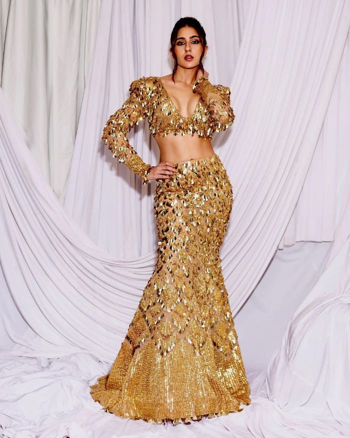  \"Discover the latest trending images of the beautiful Sara Ali Khan. Get ready to be captivated by her charm and style. Explore the latest photos and stay updated with the hottest hashtags in the world of entertainment. #SaraAliKhan #TrendingPhotos #CelebStyle\"