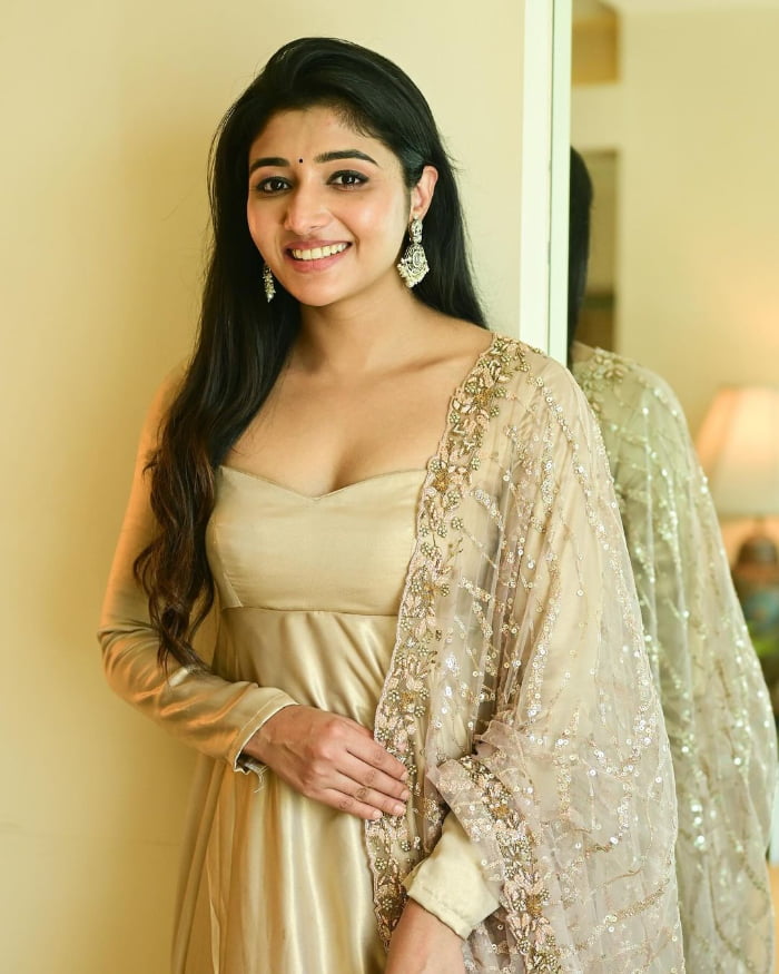  \"Discover the latest and most sizzling images of Mirna Menon that are taking the internet by storm. Don't miss out on these mesmerizing snapshots of the trending sensation! #MirnaMenon #HotPhotos #TrendingImages\"