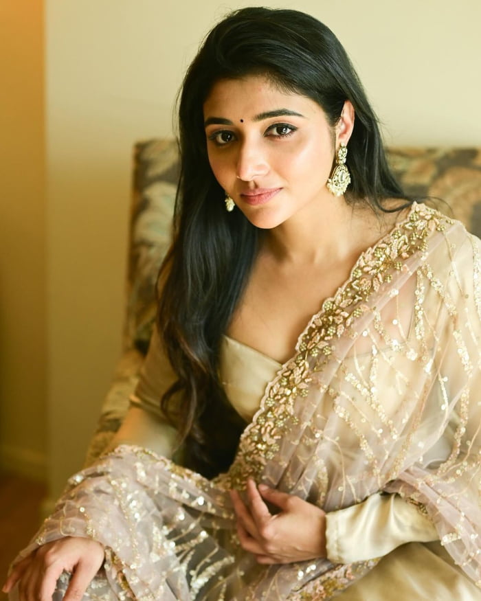  \"Discover the latest and most sizzling images of Mirna Menon that are taking the internet by storm. Don't miss out on these mesmerizing snapshots of the trending sensation! #MirnaMenon #HotPhotos #TrendingImages\"