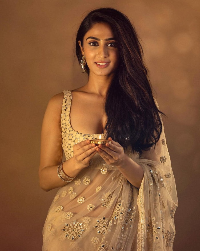 \"Explore a mesmerizing collection of beautiful images showcasing the radiant Deepti Sati. Immerse yourself in the charm of these captivating photographs capturing the essence of Deepti's beauty. Discover the latest trending hashtag wonders and join the conversation. #DeeptiSati #GorgeousCaptures #VisualDelight\"