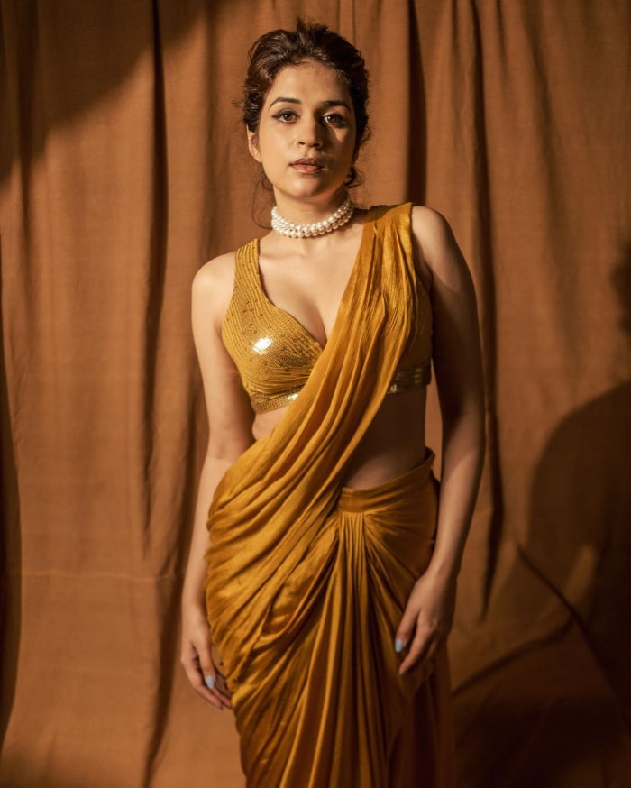 \"Captivating Snapshots of Shraddha Das: A Mesmerizing Gallery\"