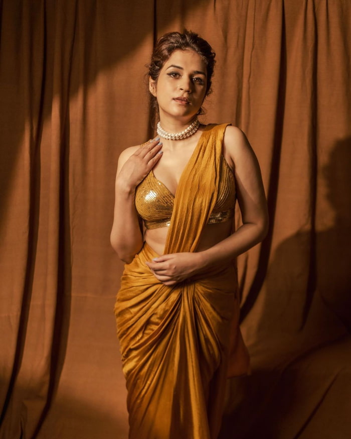 \"Captivating Snapshots of Shraddha Das: A Mesmerizing Gallery\"