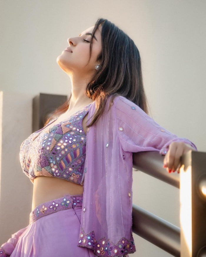 \"Explore mesmerizing photographs capturing Shirley Setia's beauty and talent. Immerse yourself in the world of this talented artist through these captivating stills. #ShirleySetia #Photography #StunningShots #TrendingArtist #VisualArt\"