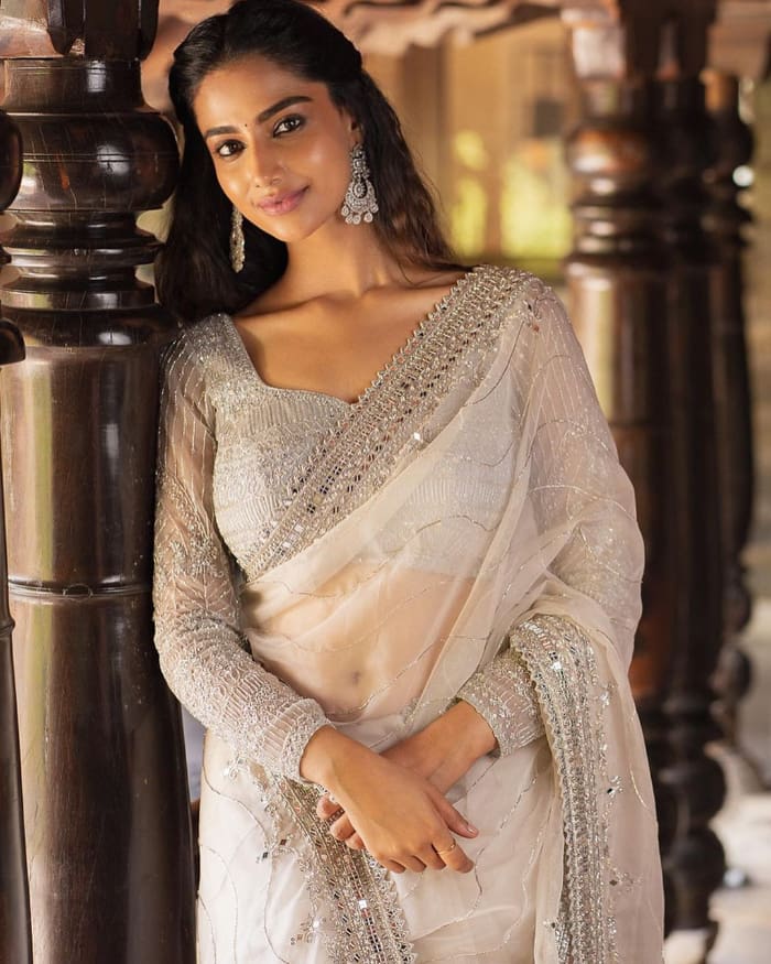  \"Explore the newest and most alluring photographs showcasing the stunning Meenakshi Chaudhary. Dive into a visual treat of beauty and elegance. #MeenakshiChaudhary #Photoshoot #LatestPics #TrendingBeauty\"