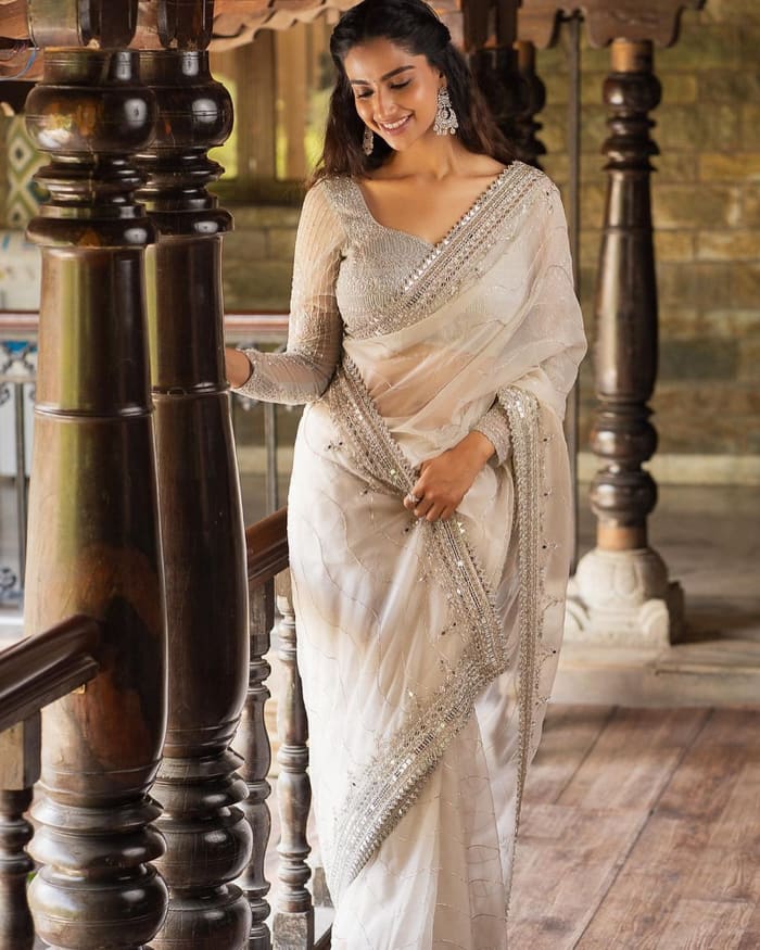  \"Explore the newest and most alluring photographs showcasing the stunning Meenakshi Chaudhary. Dive into a visual treat of beauty and elegance. #MeenakshiChaudhary #Photoshoot #LatestPics #TrendingBeauty\"