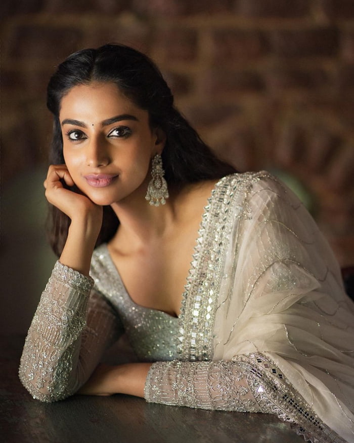  \"Explore the newest and most alluring photographs showcasing the stunning Meenakshi Chaudhary. Dive into a visual treat of beauty and elegance. #MeenakshiChaudhary #Photoshoot #LatestPics #TrendingBeauty\"