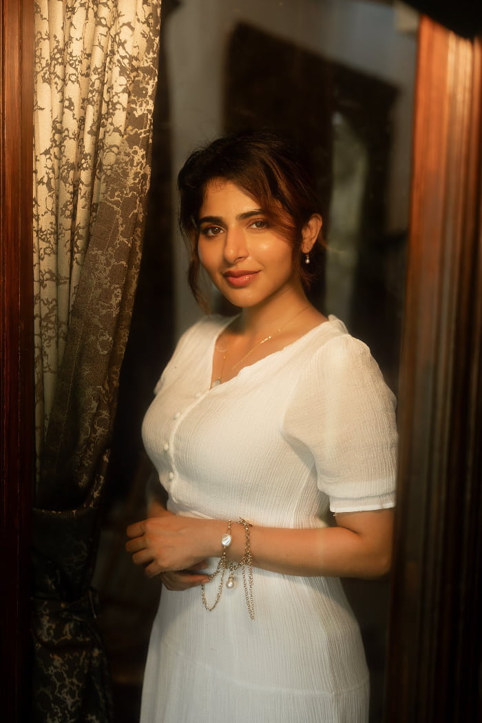 \"Aiswarya's Latest Captivating Moments: Recent Snapshots and Clicks\"