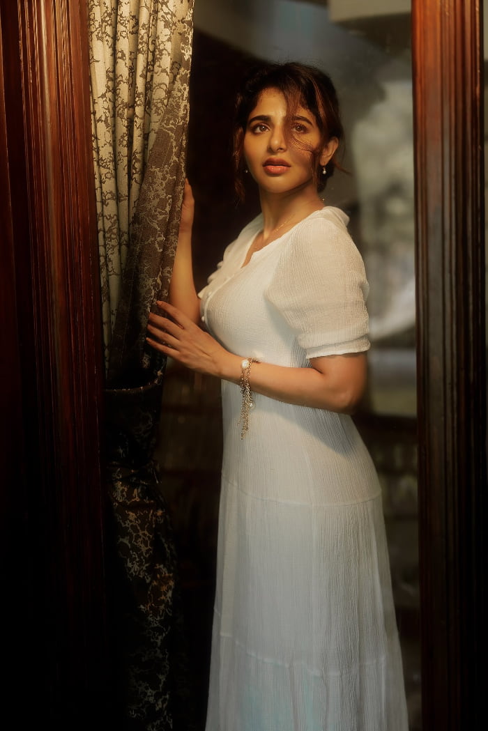 \"Aiswarya's Latest Captivating Moments: Recent Snapshots and Clicks\"