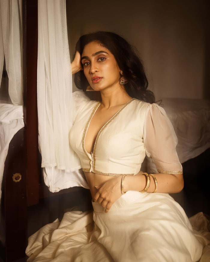 \"Discover mesmerizing visuals of Deepti Sati in these stunning stills. Dive into the world of beauty and elegance captured through the lens. #DeeptiSati #Photography #StunningShots #VisualArt\"