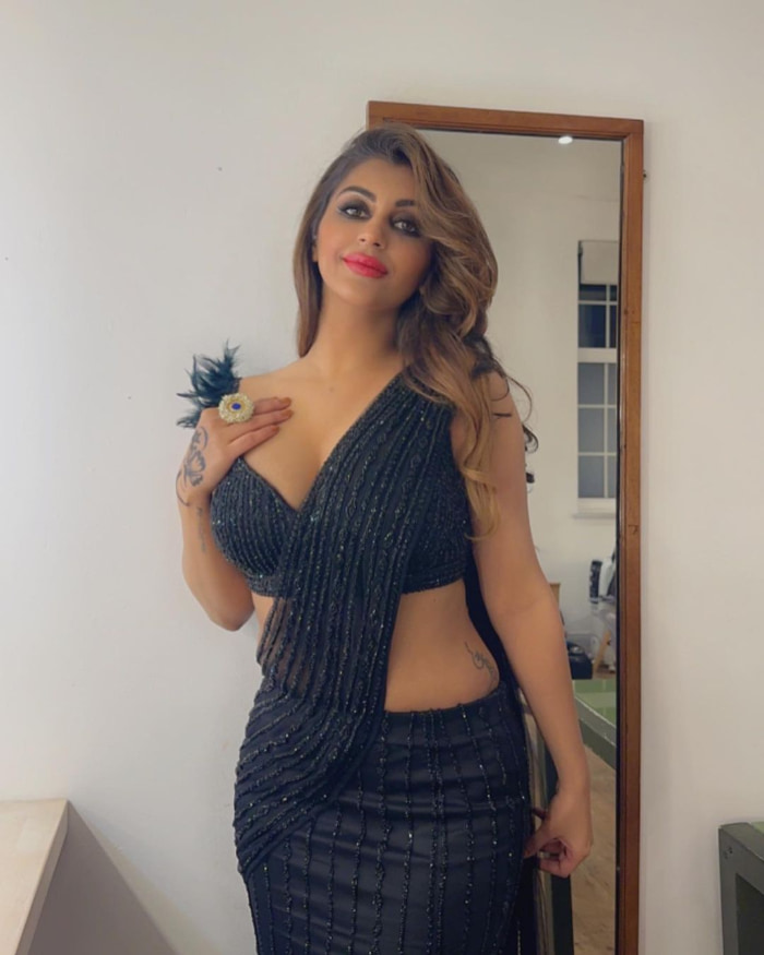  \"Captivating Shots Featuring Yaashika Aanand: A Visual Delight!\"