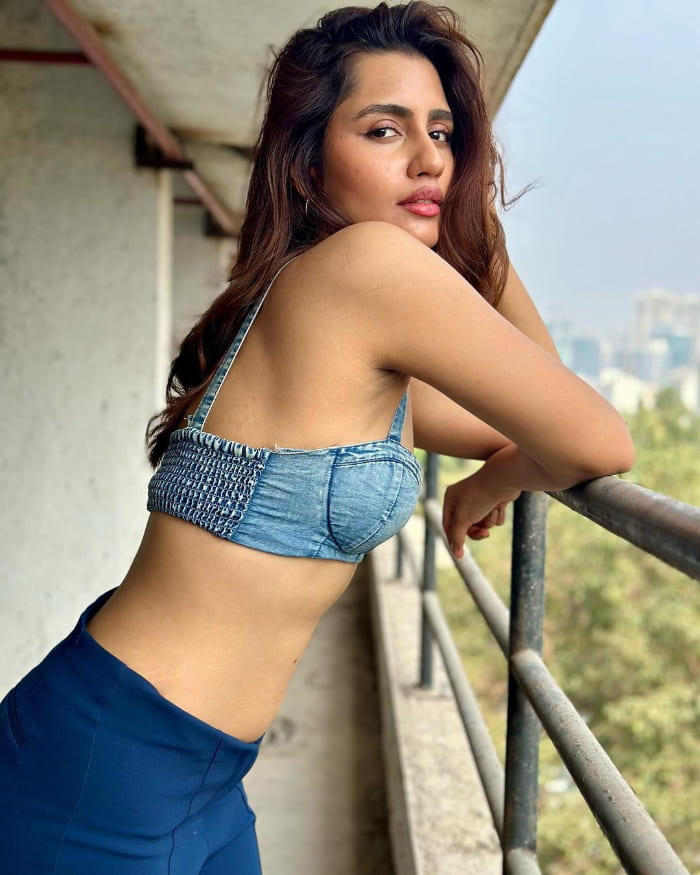 \"Explore the mesmerizing stills of the talented Anushka Luhar, showcasing her beauty through the lens. Immerse yourself in a visual journey that captures the essence of elegance and charm. Don't miss out on the latest trends in photography with these stunning images. #AnushkaLuhar #Photography #VisualArt #TrendingStills\"