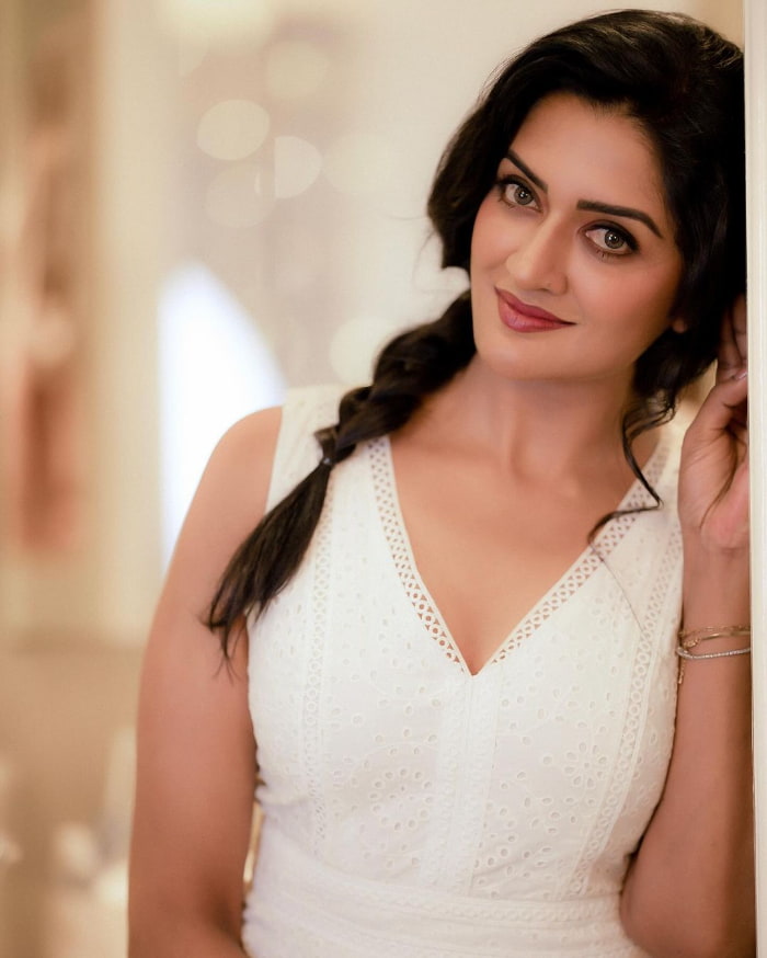 \"Captivating Vimala Raman: Stunning Photos That Ignite the Screen!\"