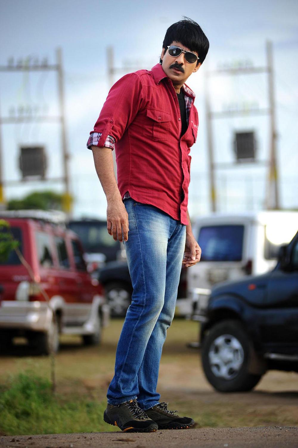 Ravi teja still from Nippu
