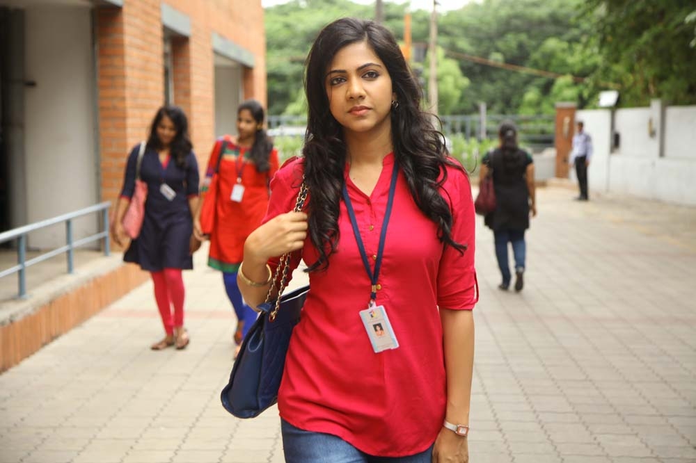 Actress Madonna Sebastian Still from Kadhalum Kadandhu Pogum Tamil Movie