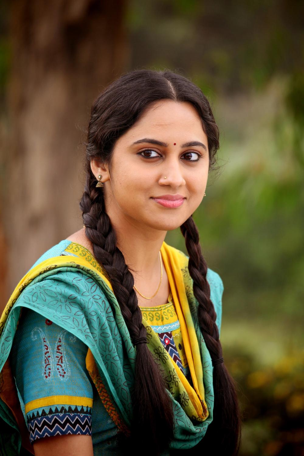 Mia George Still from Amara Kaaviyam