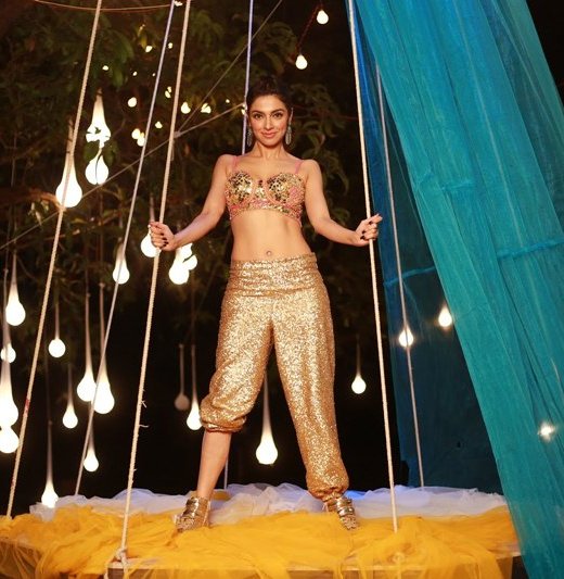 Divya Khosla Kumar in a \"Humne Pee Rakhi Hai\" song hot still from Sanam Re