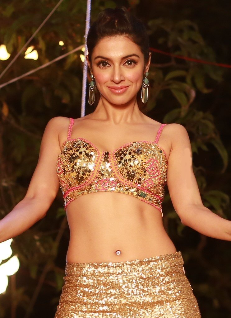 Divya Khosla Kumar in a \"Humne Pee Rakhi Hai\" song hot still from Sanam Re
