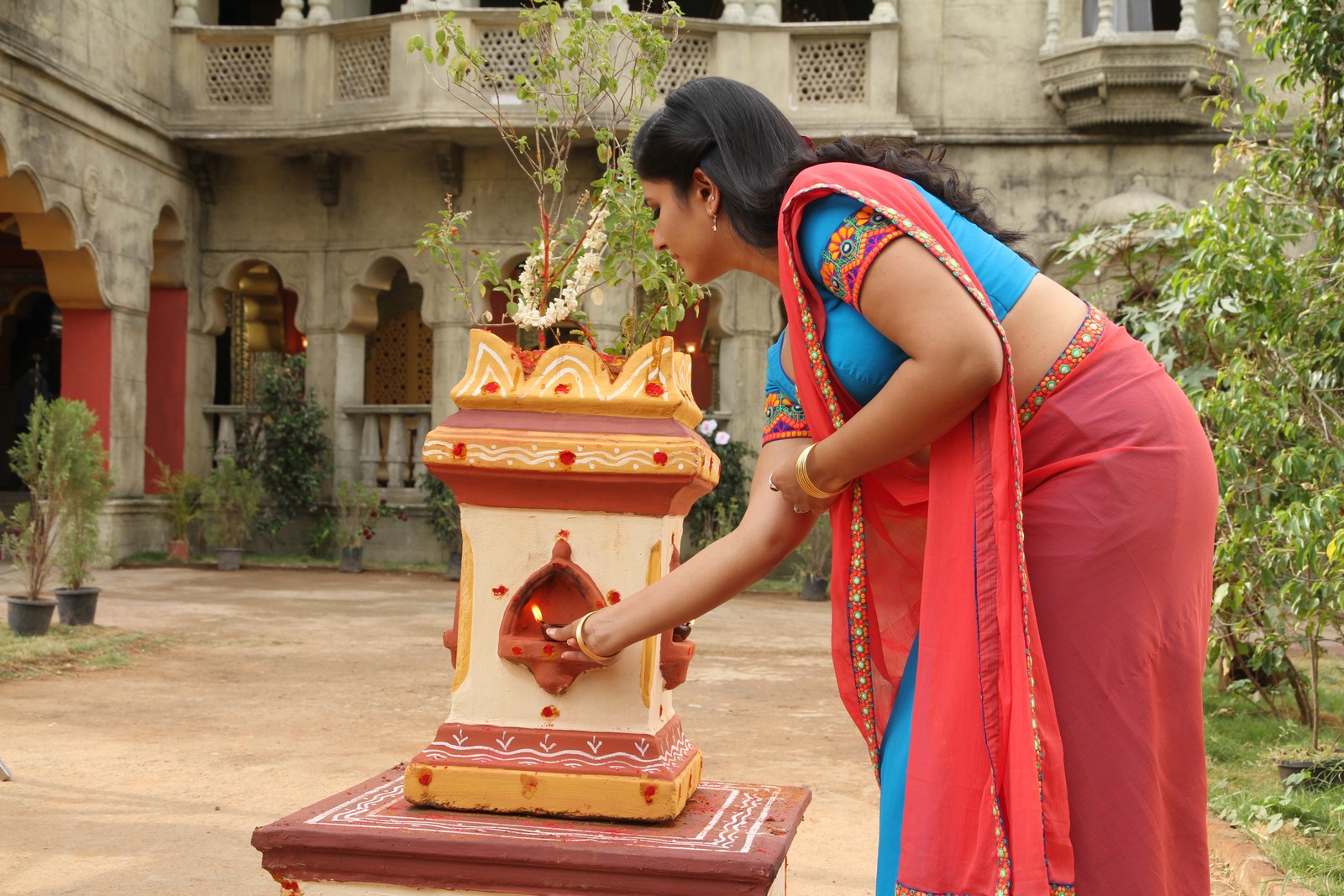 Poonam Bajwa Stills from Aranmanai 2