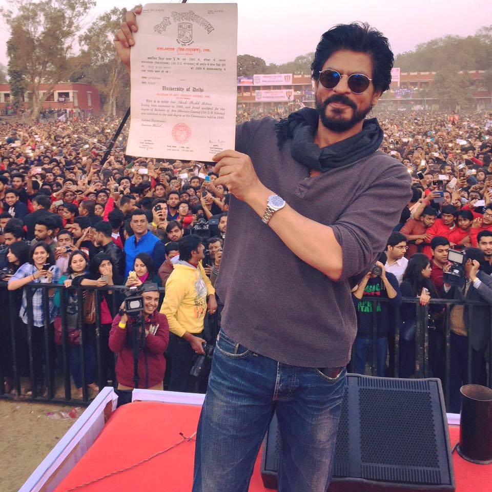 28 Years Later, Shah Rukh Finally Gets His Bachelor's Degree From Hansraj College, Delhi University