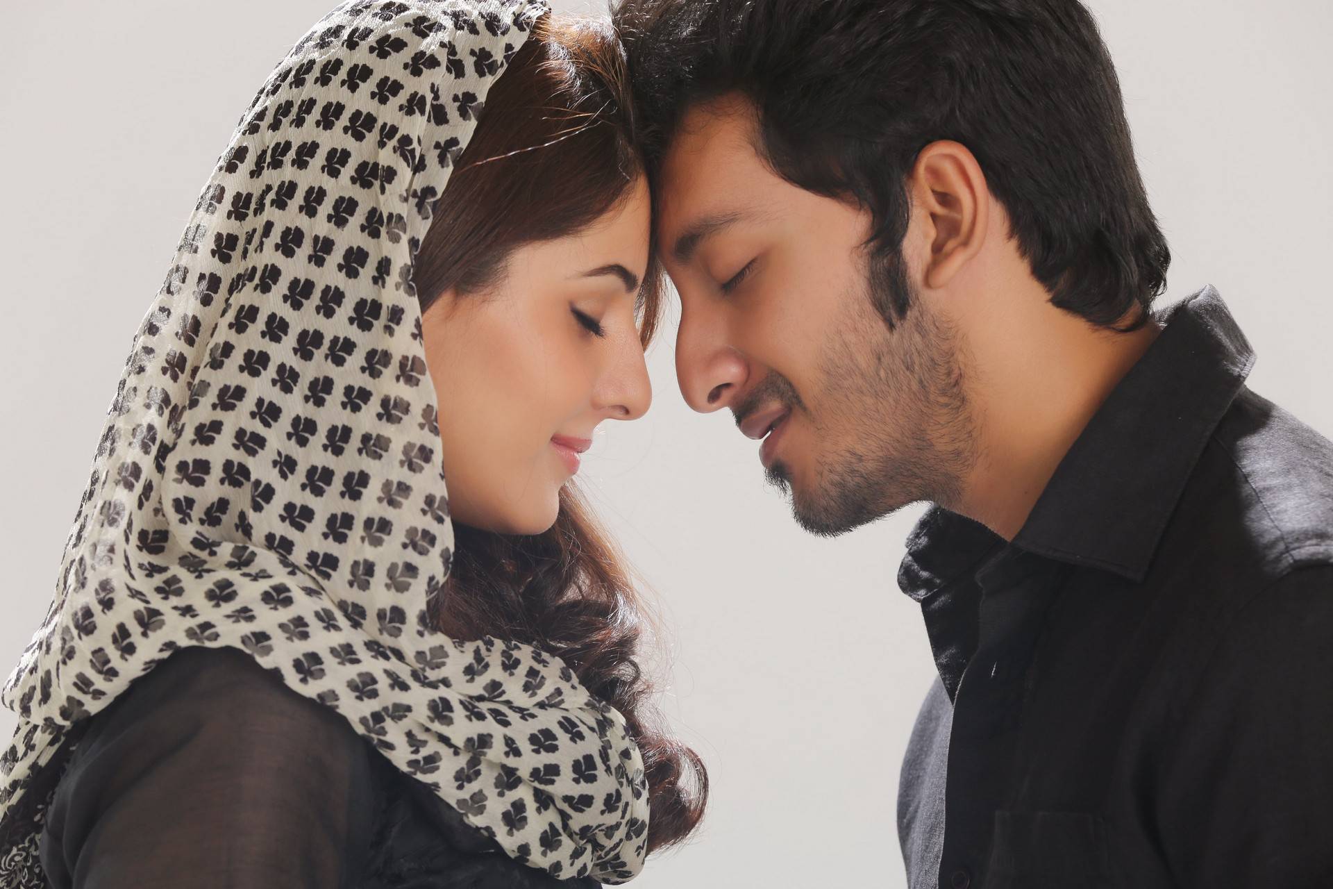 Meendum Oru Kadhal Kadhai Tamil Movie Stills | Walter Philips, Isha Talwar