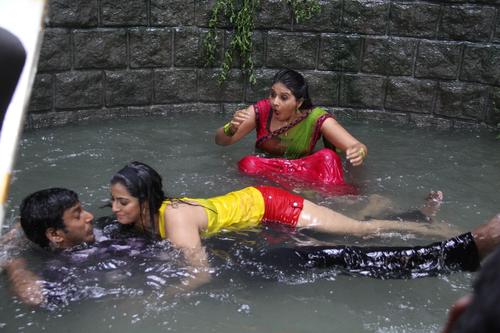 Madha Gaja Raja Tamil Movie Stills starring Anjali, Vishal, Varalakshmi