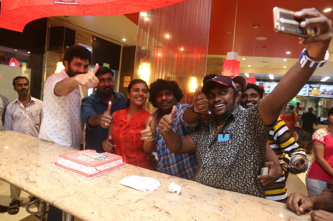 Hello Naan Pei Pesuren 25th Day Celebration Stills | Aishwarya Rajesh, Director S. Baskar, Yoogi Babu, Siddharth Vipin